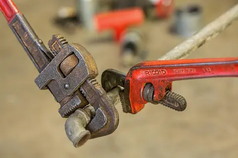 Plumbing adalah perpipaan untuk jalur air, gas, maupun fluida lainnya