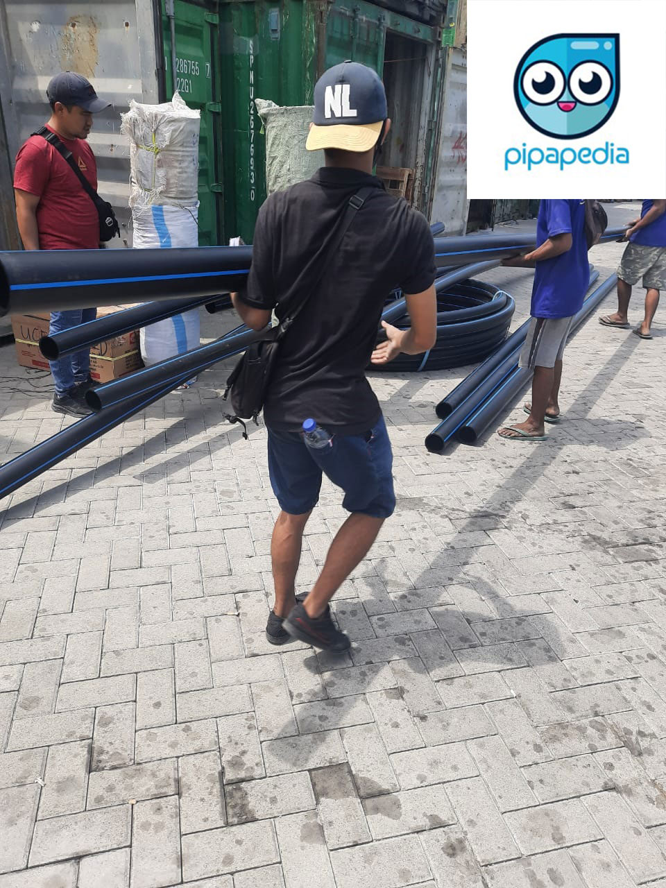 Pengiriman barang pipa HDPE untuk proyek pak Irwan di Papua. Foto 2