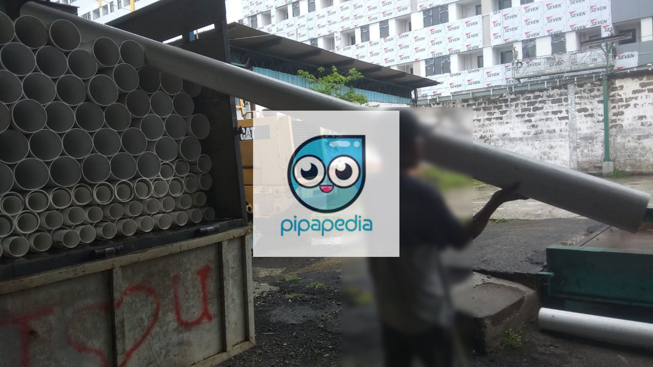 Foto supir dan kenek sedang bongar muatan pipa PVC Vinilon untuk proyek Podomoro Golf View di Cimanggis
