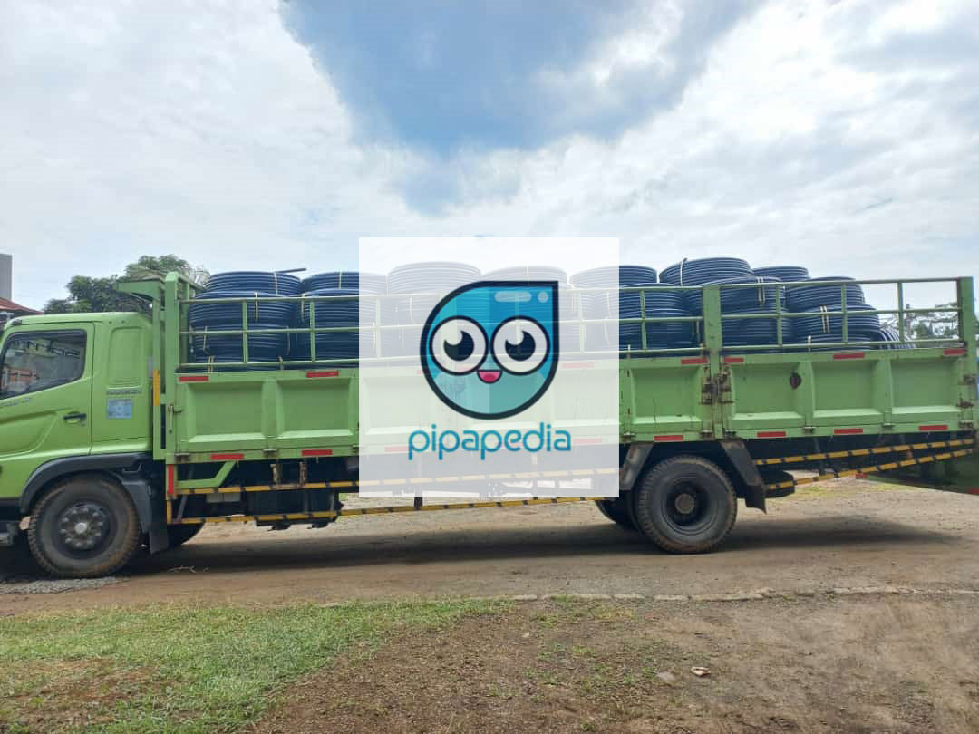 tampak samping truk tronton yang mengirim pipa HDPE jumlah besar
