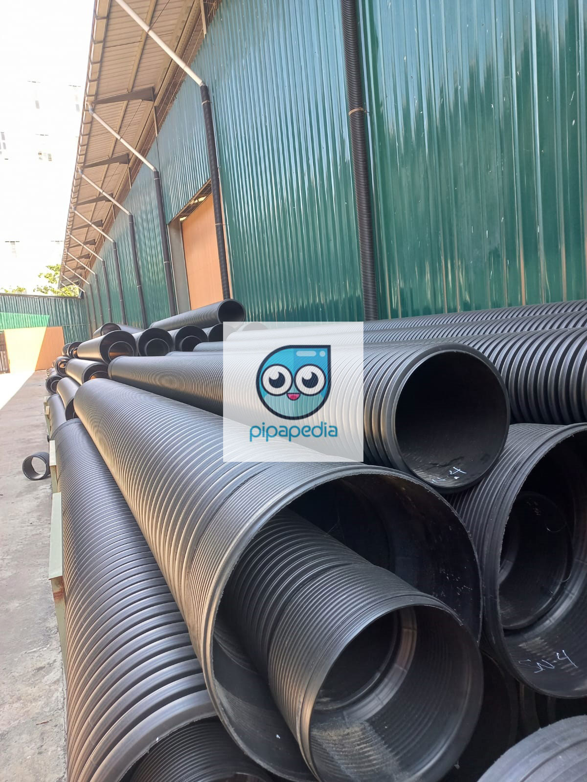 Penampakan pipa HDPE corrugated yang akan dikirim ke Padang