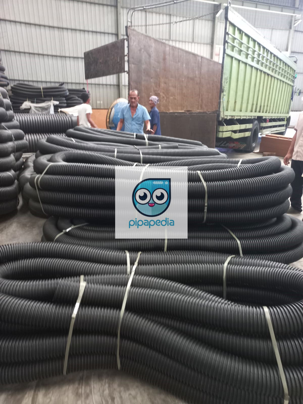 Proses pengangkutan pipa HDPE corrugated ke dalam truk ekspedisi