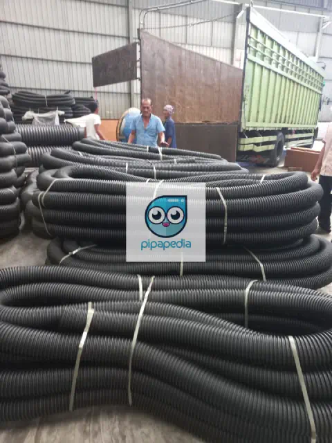 Proses pengangkutan pipa HDPE corrugated ke dalam truk ekspedisi