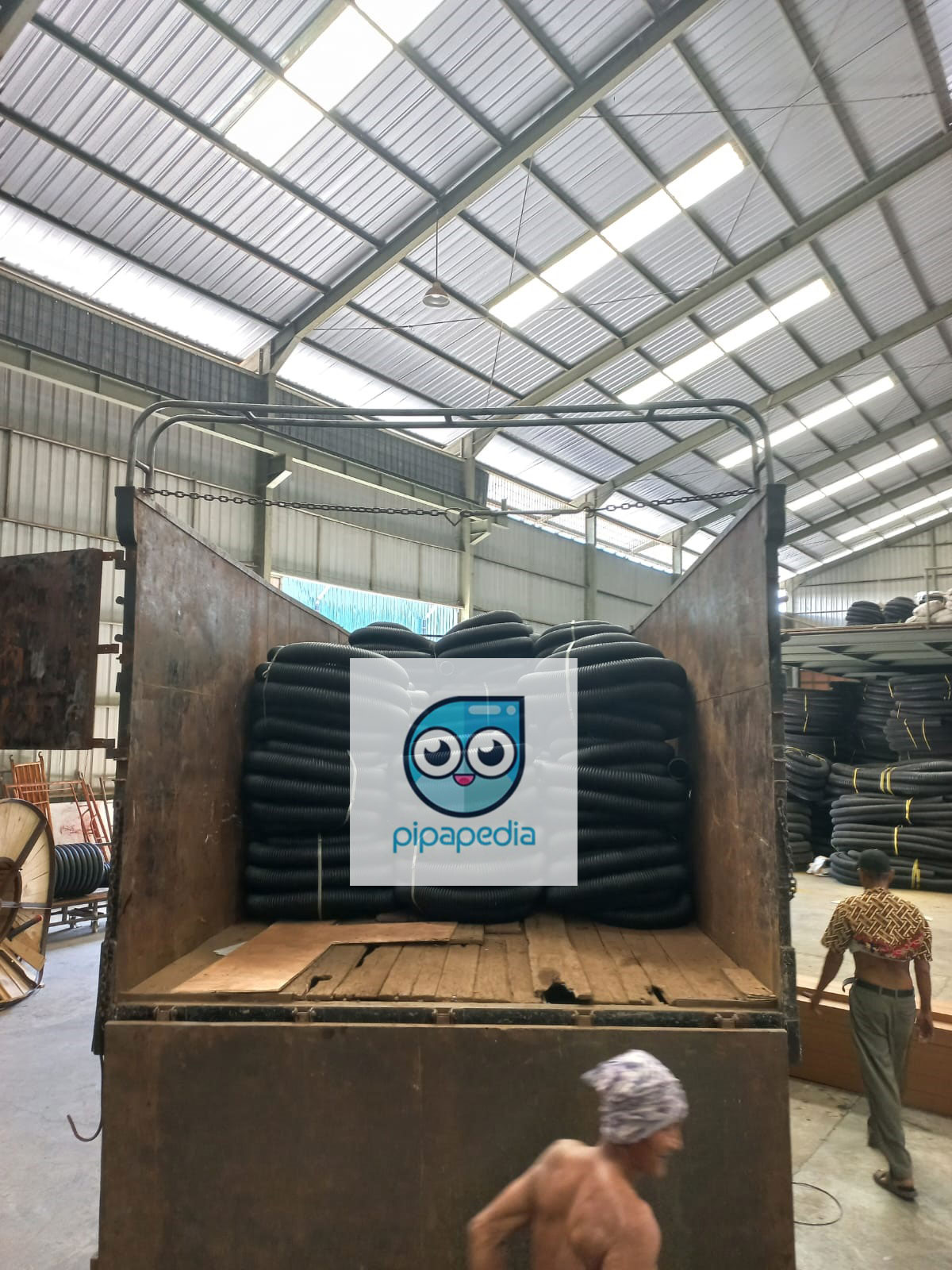 Foto truk yang telah selesai dimuat pipa HDPE corrugated pesanan customer PipaPedia