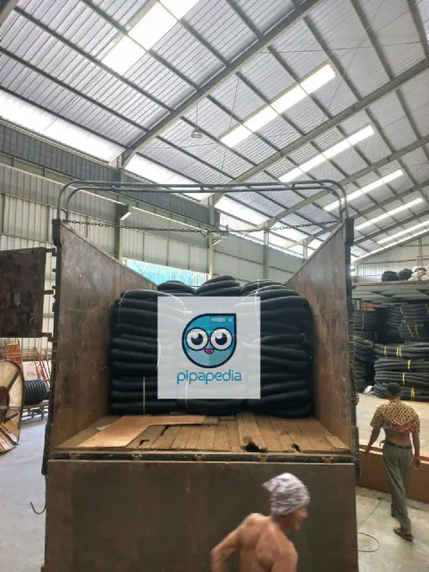 Foto truk yang telah selesai dimuat pipa HDPE corrugated pesanan customer PipaPedia