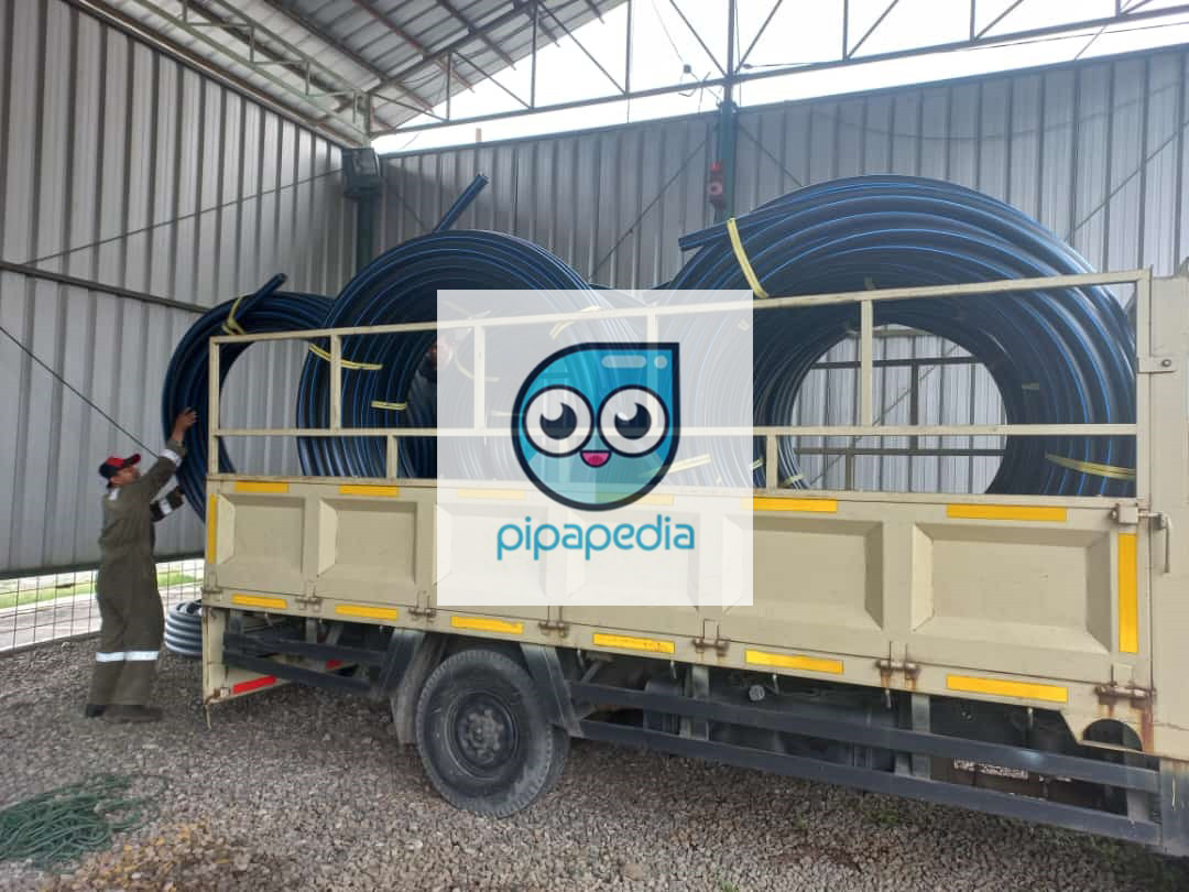Bongkar muatan pipa HDPE untuk proyek pak Giran