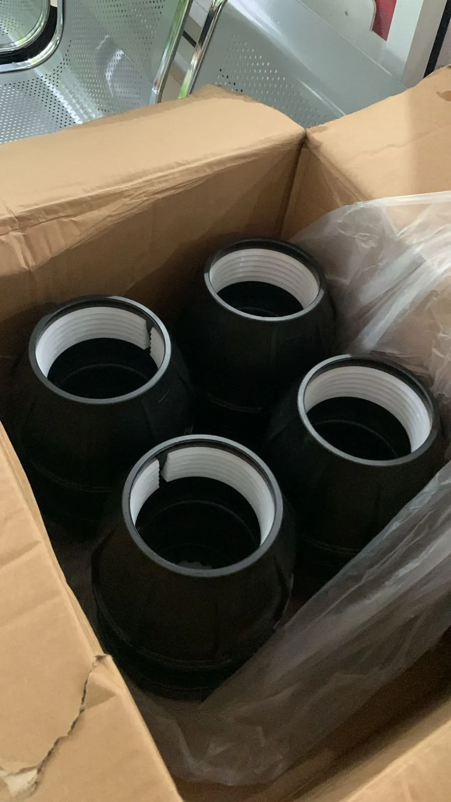 Socket HDPE dikemas rapi di dalam dus kardus sebelum pengiriman ke Bogor