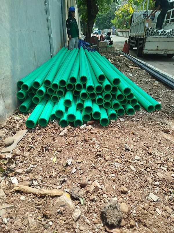 Pengiriman pipa PPR Rucika Kelen Green menggunakan armada truk untuk proyek Cibis Park pesanan PT NTM