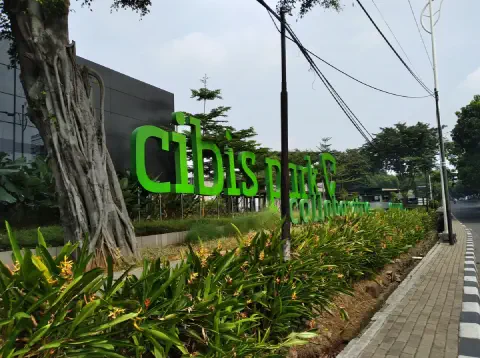 Gerbang kawasan Cibis Park, Jakarta Selatan - lokasi proyek penggantian jalur pipa besi korosi dengan pipa PP-R Rucika Kelen Green