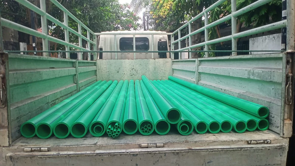 Pengiriman pipa PPR Rucika Kelen Green dimuat di bak truk untuk proyek rumah tinggal Griya Mandiri Cempaka Putih pesanan PT BRM