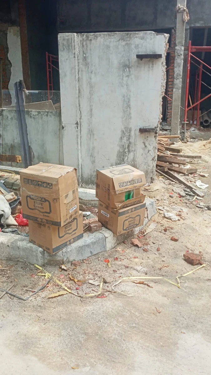 Kardus fitting PPR Rucika Kelen Green yang telah diturunkan di area proyek rumah tinggal Griya Mandiri Cempaka Putih