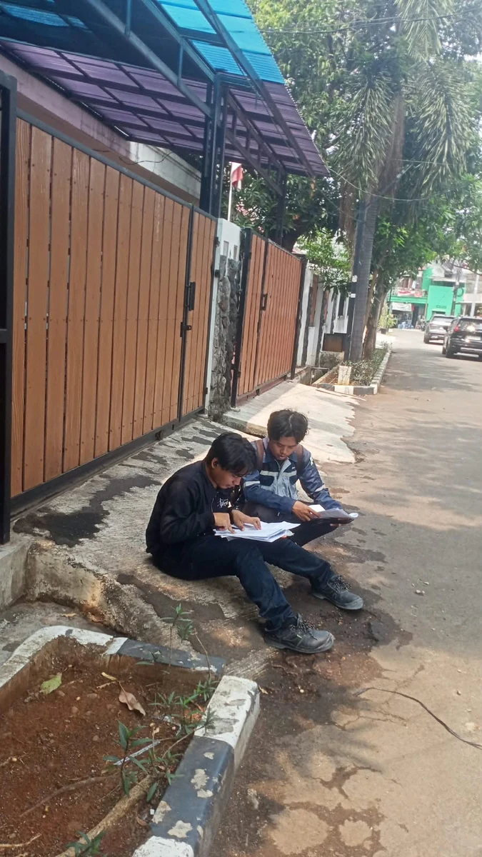 Proses serah terima surat jalan antara tim pengiriman PipaPedia dan penerima di lokasi proyek Griya Mandiri Cempaka Putih