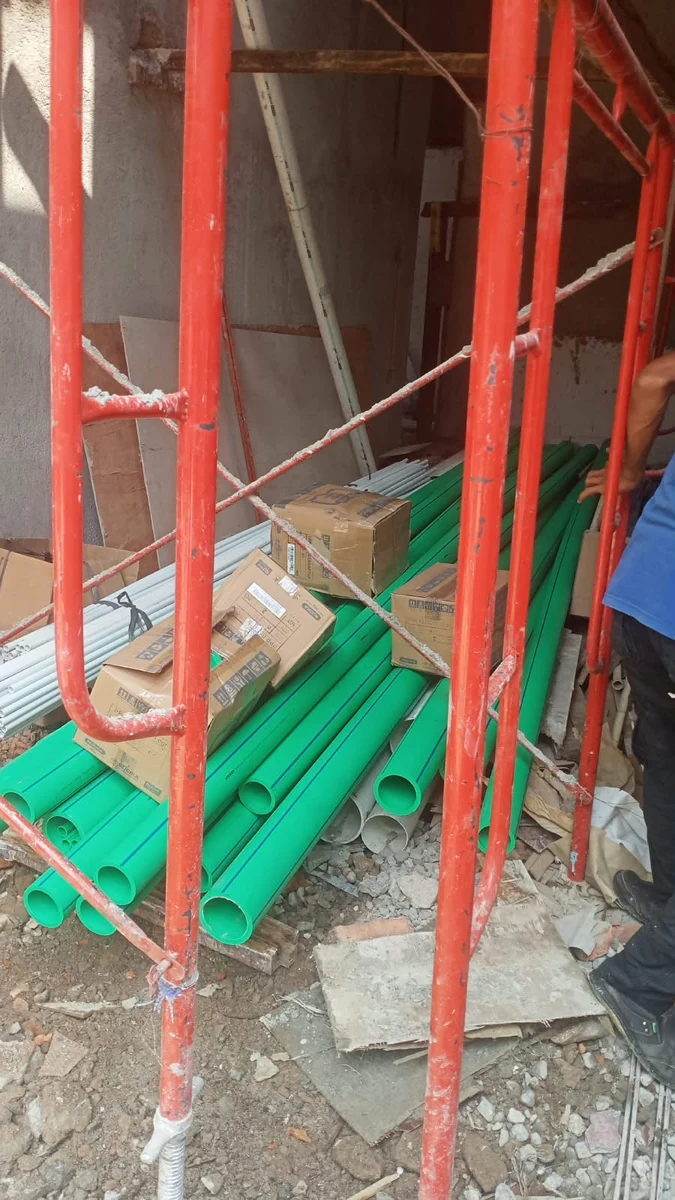Pipa PPR dan kardus fitting Rucika Kelen Green yang telah diturunkan di area proyek rumah tinggal Griya Mandiri Cempaka Putih