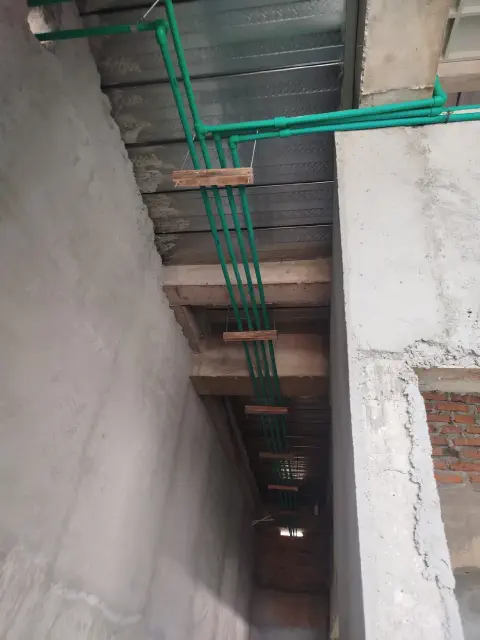 Jalur pipa PPR Rucika Kelen Green diturunkan secara vertikal melalui shaft antar lantai proyek rumah tinggal Jl. Bangka, Kemang