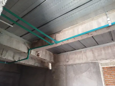 Jaringan pipa PPR Rucika Kelen Green terpasang di plafon beton proyek rumah tinggal Jl. Bangka, Kemang