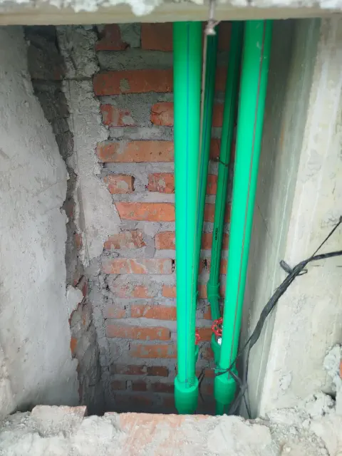 Titik keluar pipa PPR Rucika Kelen Green yang dilengkapi kran bola fitting PPR pada dinding bata proyek rumah tinggal Jl. Bangka, Kemang