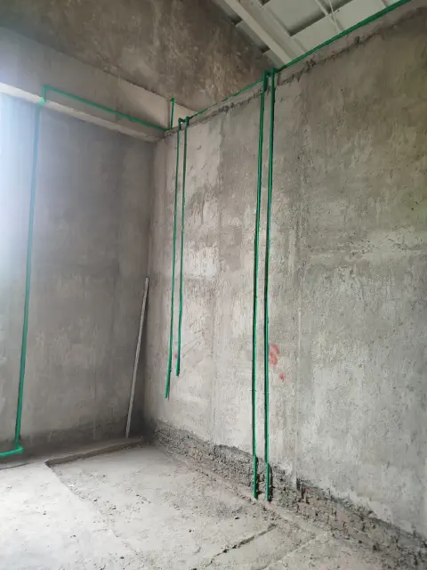 Jalur akhir pipa PPR Rucika Kelen Green menuju titik air di area basah proyek rumah tinggal Pak Reza