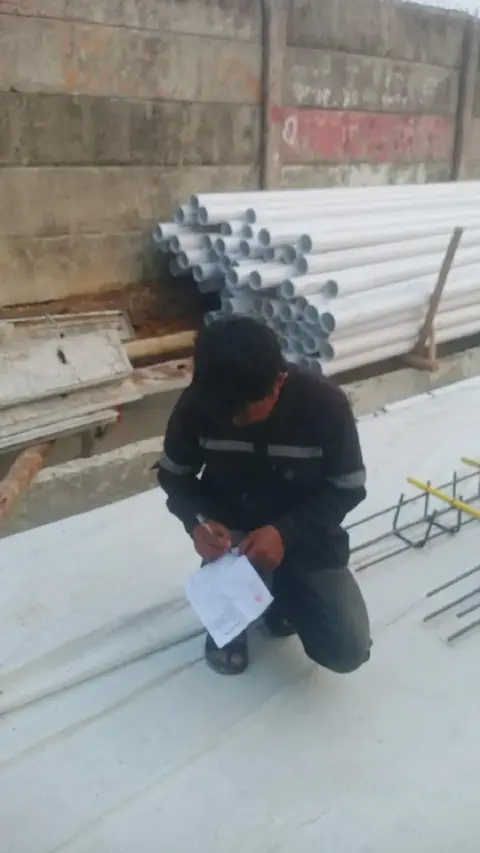 Serah terima surat jalan pengiriman pipa PVC Gavin untuk proyek drainase trotoar Meruya