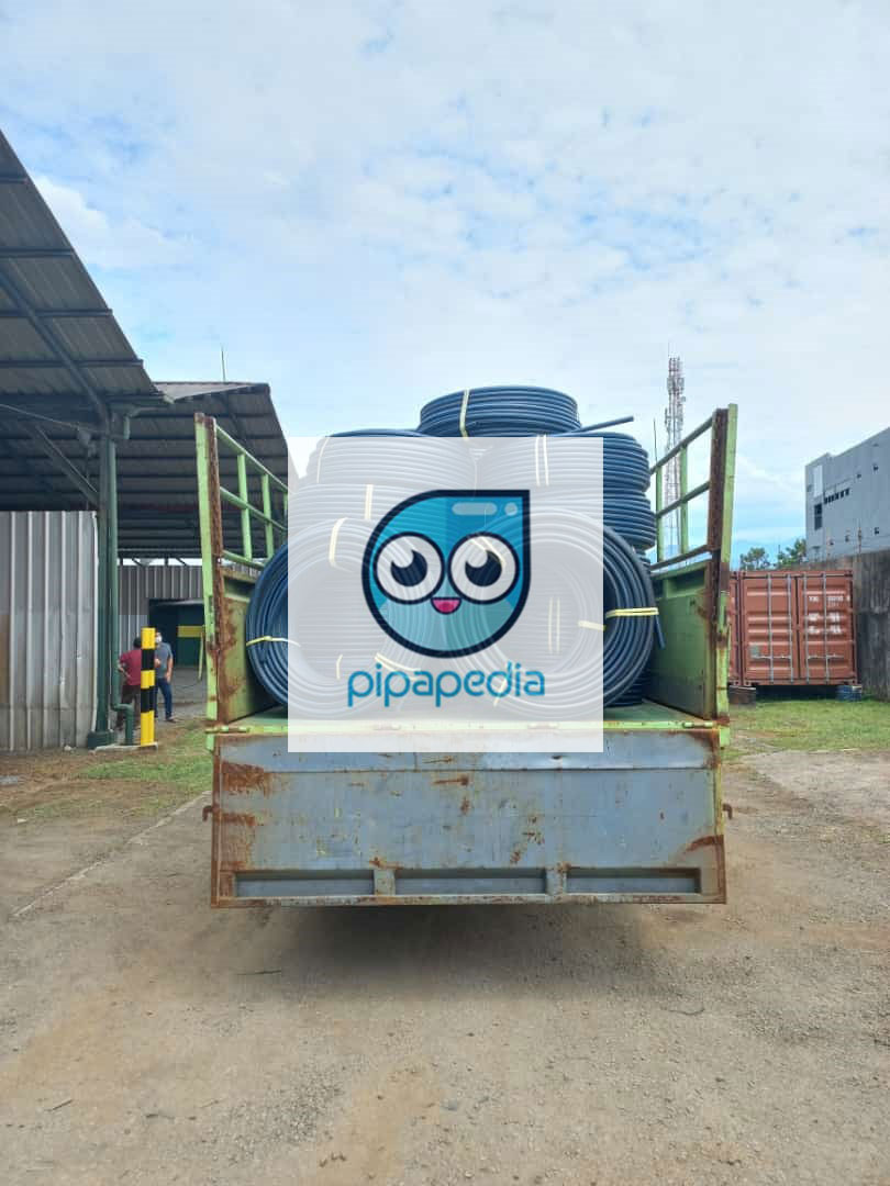 tampak belakang truk pipapedia yang mengirim pipa HDPE ke Sentul